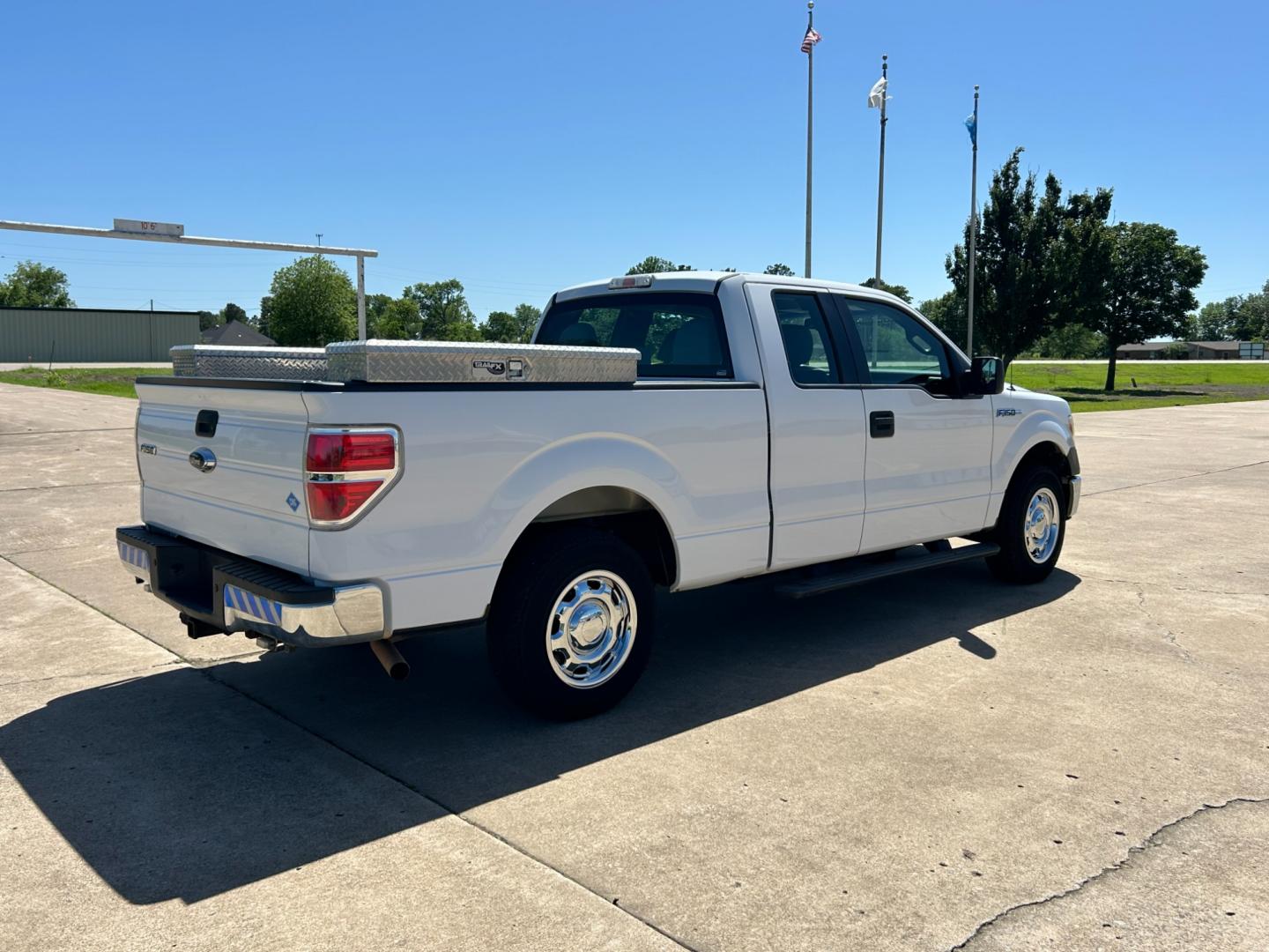 2014 White /Gray Ford F-150 XL SuperCab 6.5-ft. Bed 2WD (1FTEX1CM8EK) with an 3.7L V6 DOHC 24V engine, 6-Speed Automatic transmission, located at 17760 Hwy 62, Morris, OK, 74445, (918) 733-4887, 35.609104, -95.877060 - 2014 FORD F-150 XL SUPERCAB 6.5-ft. BED 2WD 3.7L V6 FEATURES KEYLESS REMOTE ENTRY, POWER LOCKS, POWER WINDOWS, AM/FM STEREO, TOUCH SCREEN, AUXILLARY PORT, HANDS-FREE BLUETOOTH CALLING, CRUISE CONTROL, TRACTION CONTROL, MULTI-FUNCTIONING STEERING WHEEL CONTROLS, BACKUP CAMERA. EQUIPPED WITH A BI-FUEL - Photo#4